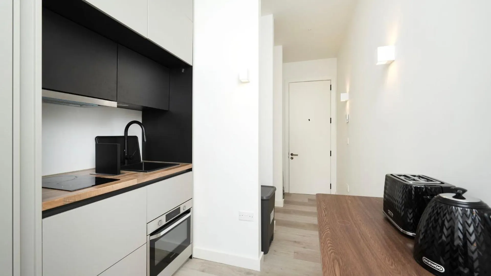 Antigallican In London Apartment