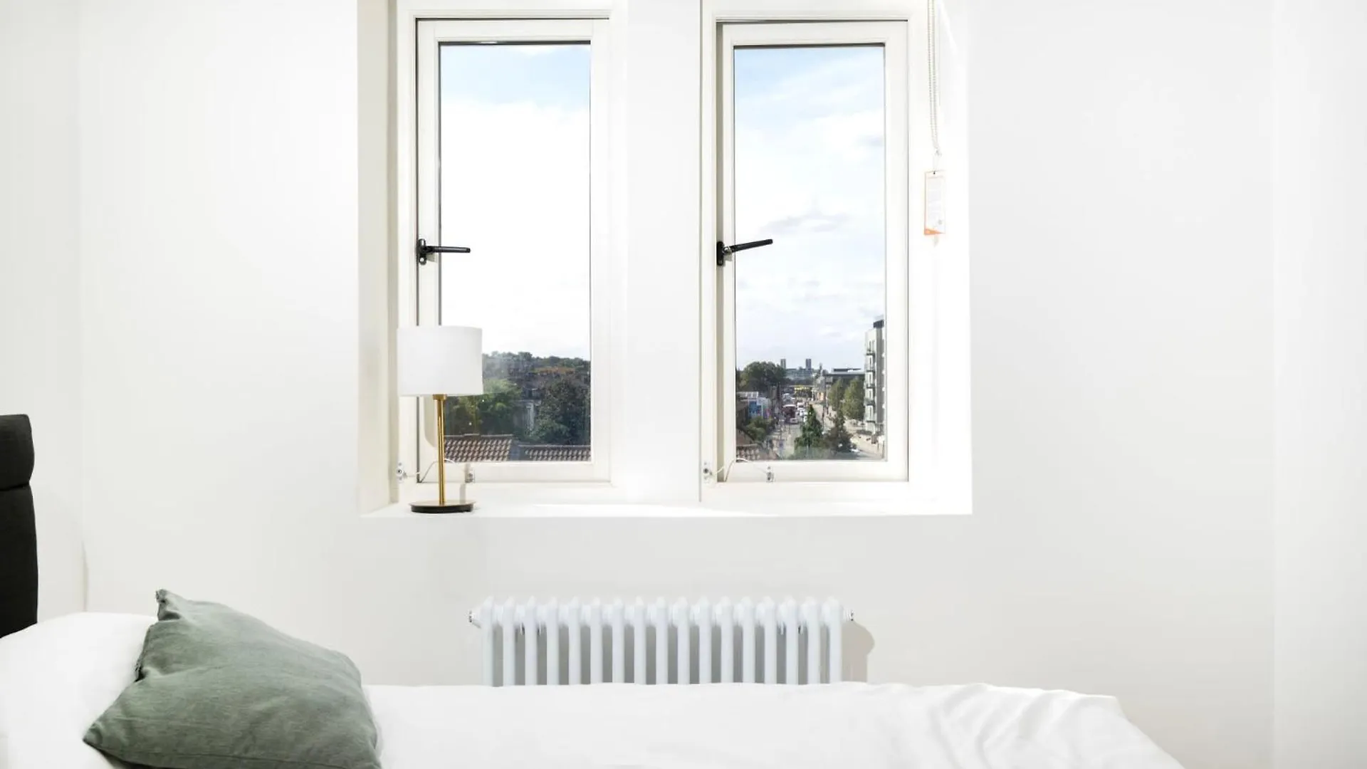 Antigallican In London Apartment